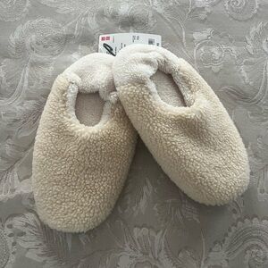 UNIQLO fleece room shoes